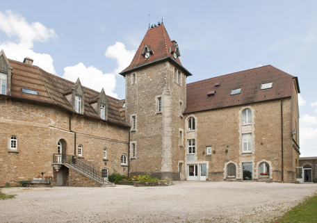 Bâtiment (C) et chapelle (D), vue depuis la cour. © Région Bourgogne-Franche-Comté, Inventaire du patrimoine