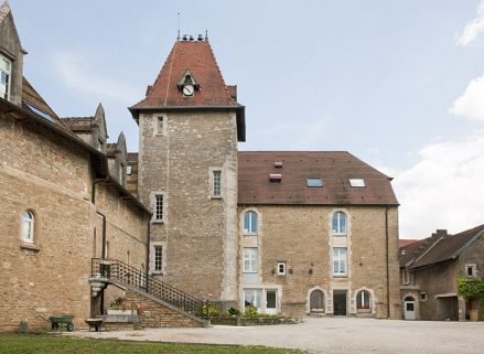 Bâtiment (C) et chapelle (D), vue depuis la cour. © Région Bourgogne-Franche-Comté, Inventaire du patrimoine