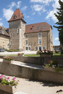 Tour d'escalier du bâtiment (C) et chapelle (D), vue depuis l'entrée. © Région Bourgogne-Franche-Comté, Inventaire du patrimoine