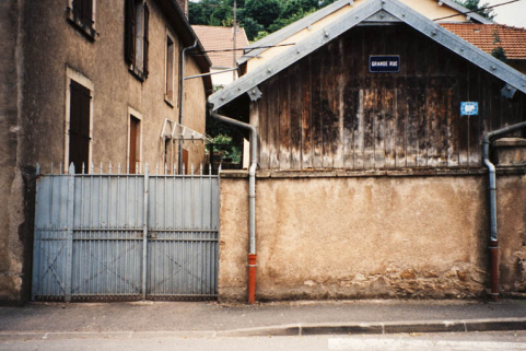 Remise située à l'arrière du bâtiment en AL549, avant 1983. © Région Bourgogne-Franche-Comté, Inventaire du patrimoine