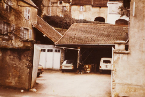 La cour et une remise avant 1983. © Région Bourgogne-Franche-Comté, Inventaire du patrimoine