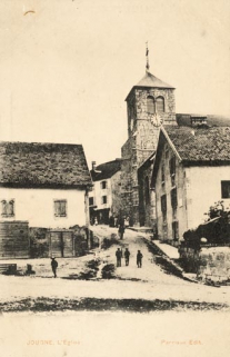 Jougne, L'Eglise [à droite l'auberge et relais de poste Les Trois Pigeons, à gauche les communs détruits vers 1989] © Région Bourgogne-Franche-Comté, Inventaire du patrimoine