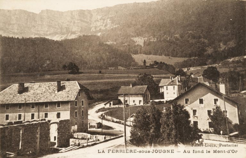 LA FERRIERE-sous-JOUGNE-Au fond le Mont-D'Or [au premier plan à gauche la salle des fêtes en construction], entre 1914 et 1921. © Région Bourgogne-Franche-Comté, Inventaire du patrimoine