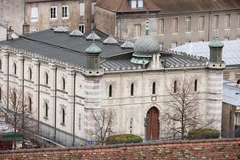 Vue de la synagogue sur le quai de Strasbourg depuis la grande roue installée, fin 2010, sur la place de la Révolution. © Région Bourgogne-Franche-Comté, Inventaire du Patrimoine