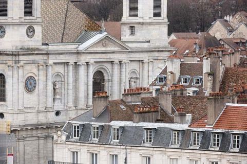 Détail de la façade antérieure de l'église Sainte-Madeleine depuis la grande roue installée, fin 2010, sur la place de la Révolution. © Région Bourgogne-Franche-Comté, Inventaire du Patrimoine