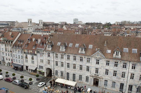 Vue de l'ancien grenier à blé depuis la grande roue installée, fin 2010, sur la place de la Révolution. © Région Bourgogne-Franche-Comté, Inventaire du Patrimoine