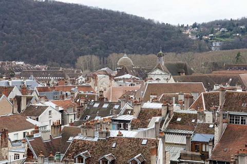 Vue d'une partie des toits de la ville, avec la colline de Chaudanne au fond, depuis la grande roue installée, fin 2010, sur la place de la Révolution. © Région Bourgogne-Franche-Comté, Inventaire du Patrimoine