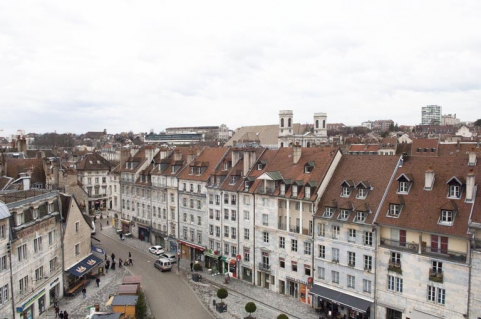 Vue du débouché de la rue des Granges sur la place de la Révolution depuis la grande roue installée, fin 2010, sur la place de la Révolution. © Région Bourgogne-Franche-Comté, Inventaire du Patrimoine