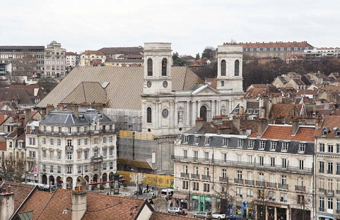 Vue de l'église Sainte-Madeleine et de la place Jouffroy d'Abbans depuis la grande roue installée, fin 2010, sur la place de la Révolution. © Région Bourgogne-Franche-Comté, Inventaire du Patrimoine