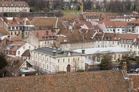 Vue de la synagogue et de l'école maternelle sur le quai de Strasbourg depuis la grande roue installée, fin 2010, sur la place de la Révolution. © Région Bourgogne-Franche-Comté, Inventaire du Patrimoine