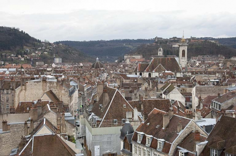 Vue d'ensemble de la ville avec la rue des Granges au premier plan depuis la grande roue installée, fin 2010, sur la place de la Révolution. © Région Bourgogne-Franche-Comté, Inventaire du Patrimoine