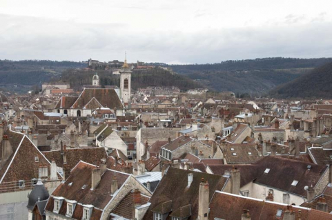 Vue d'ensemble de la ville avec la citadelle au dernier plan depuis la grande roue installée, fin 2010, sur la place de la Révolution. © Région Bourgogne-Franche-Comté, Inventaire du Patrimoine