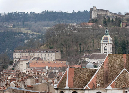 Vue des toits du Conseil Régional, du CRDP et du clocher de la cathédrale Saint-Jean depuis la grande roue installée, fin 2010, sur la place de la Révolution. © Région Bourgogne-Franche-Comté, Inventaire du Patrimoine