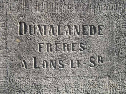 Signature du sculpteur. © Région Bourgogne-Franche-Comté, Inventaire du patrimoine