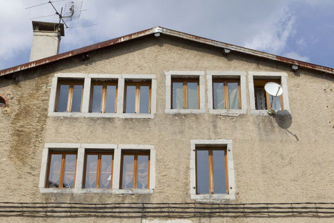 Fenêtres multiples de l'immeuble au 80 rue de la République (AE 33). Les fenêtres multiples de cet immeuble, qui a abrité l'usine d'horlogerie Bailly-Comte, sont d'un module intermédiaire entre la fenêtre courante et la fenêtre lunetière. © Région Bourgogne-Franche-Comté, Inventaire du patrimoine Fenêtres multiples de l'immeuble au 80 rue de la République (AE 33). Les fenêtres multiples de cet immeuble, qui a abrité l'usine d'horlogerie Bailly-Comte, sont d'un module intermédiaire entre la fenêtre courante et la fenêtre lunetière. © Région Bourgogne-Franche-Comté, Inventaire du patrimoine