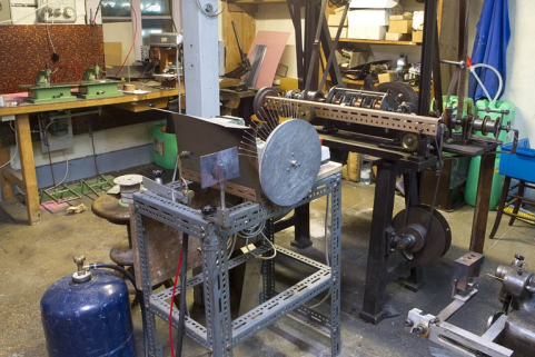Atelier de fabrication des branches cordées : machine à recuire et machine à torsader dite la Demoiselle. © Région Bourgogne-Franche-Comté, Inventaire du patrimoine