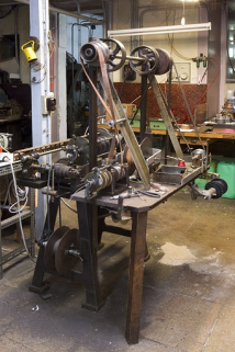 Vue d'ensemble de la face arrière, de trois quarts gauche. Le module de cordage avec les fils de nickel est au centre, avec à gauche celui de cordage avec fils de cuivre et à droite, au deuxième plan, celui du bobinage. © Région Bourgogne-Franche-Comté, Inventaire du patrimoine