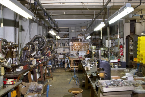 Atelier de fabrication côté rue : les presses. © Région Bourgogne-Franche-Comté, Inventaire du patrimoine