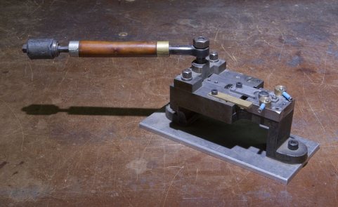 Machine à cintrer les nez, à coulisseau horizontal. © Région Bourgogne-Franche-Comté, Inventaire du patrimoine