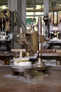 Machine à cintrer les faces, à coulisseau vertical. © Région Bourgogne-Franche-Comté, Inventaire du patrimoine