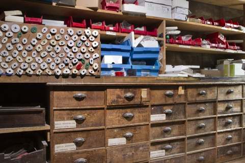 Stocks de verres et jetons. © Région Bourgogne-Franche-Comté, Inventaire du patrimoine