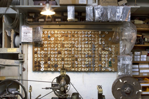 Atelier de fabrication côté rue : " jetons " donnant la forme des verres de lunettes. © Région Bourgogne-Franche-Comté, Inventaire du patrimoine