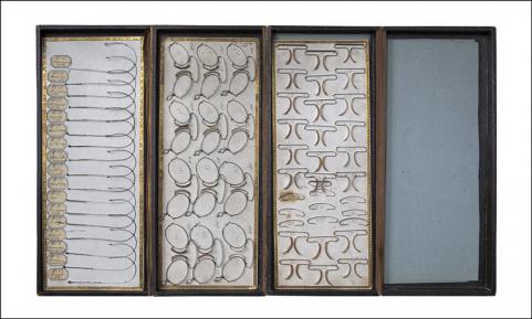 Présentoirs de pince-nez et pièces de pince-nez et lunettes. © Région Bourgogne-Franche-Comté, Inventaire du patrimoine