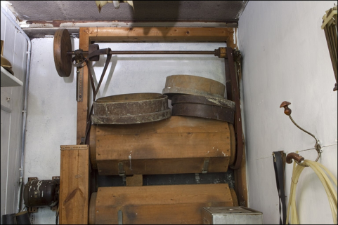 Vue d'ensemble de deux tonneaux en bois. © Région Bourgogne-Franche-Comté, Inventaire du patrimoine