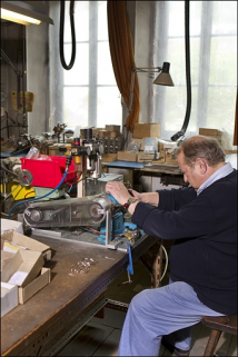 Sciage des tenons en deux. © Région Bourgogne-Franche-Comté, Inventaire du patrimoine