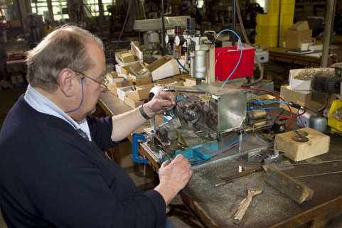 Sciage des tenons en deux (vue rapprochée). © Région Bourgogne-Franche-Comté, Inventaire du patrimoine