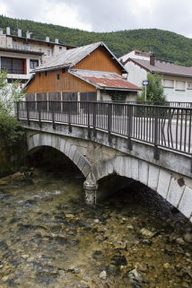 Vue d'ensemble, depuis la rive droite en amont. © Région Bourgogne-Franche-Comté, Inventaire du patrimoine Vue d'ensemble, depuis la rive droite en amont. © Région Bourgogne-Franche-Comté, Inventaire du patrimoine