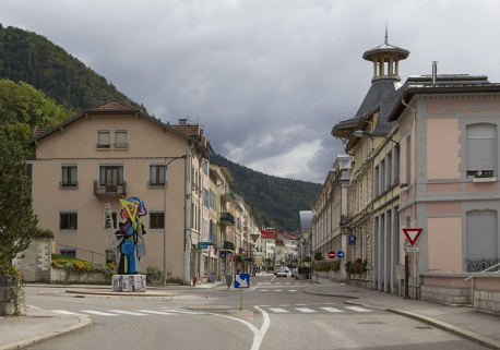 La rue de la République au carrefour avec l'avenue Charles de Gaulle. © Région Bourgogne-Franche-Comté, Inventaire du patrimoine La rue de la République au carrefour avec l'avenue Charles de Gaulle. © Région Bourgogne-Franche-Comté, Inventaire du patrimoine