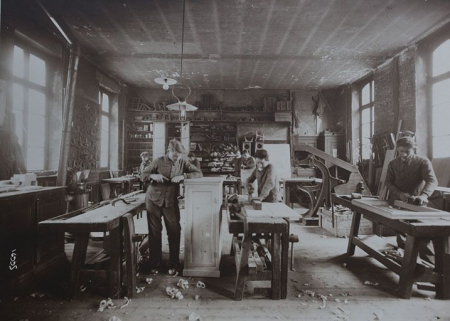[Ecole pratique : intérieur de l'atelier de menuiserie], entre 1895 et 1932. © Région Bourgogne-Franche-Comté, Inventaire du patrimoine