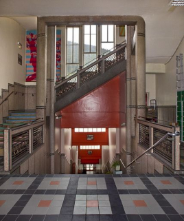 Bâtiment B : cage de l'escalier tournant, au rez-de-chaussée, et escalier monumental droit. © Région Bourgogne-Franche-Comté, Inventaire du patrimoine Bâtiment B : cage de l'escalier tournant, au rez-de-chaussée, et escalier monumental droit. © Région Bourgogne-Franche-Comté, Inventaire du patrimoine