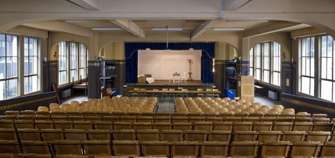 Bâtiment B : le grand amphithéâtre (1er étage), depuis le fond. © Région Bourgogne-Franche-Comté, Inventaire du patrimoine Bâtiment B : le grand amphithéâtre (1er étage), depuis le fond. © Région Bourgogne-Franche-Comté, Inventaire du patrimoine