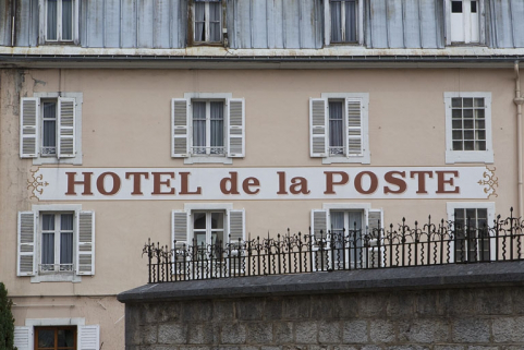 Partie ouest : enseigne sur la façade antérieure. © Région Bourgogne-Franche-Comté, Inventaire du patrimoine