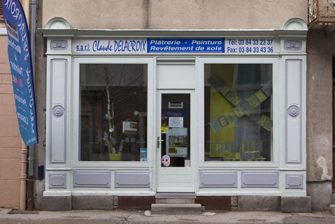 Maison avec atelier (19e siècle) au n° 50 rue de la République : baie de commerce et devanture de magasin. Maison (AE 2). © Région Bourgogne-Franche-Comté, Inventaire du patrimoine