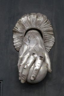 Logement patronal : heurtoir en forme de main. Selon une tradition familiale, ce heurtoir serait un moulage de la main de Pierre-Hyacinthe Lamy. © Région Bourgogne-Franche-Comté, Inventaire du patrimoine Logement patronal : heurtoir en forme de main. Selon une tradition familiale, ce heurtoir serait un moulage de la main de Pierre-Hyacinthe Lamy. © Région Bourgogne-Franche-Comté, Inventaire du patrimoine