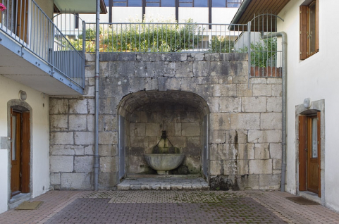 Mur de soutènement, niche et fontaine. © Région Bourgogne-Franche-Comté, Inventaire du patrimoine