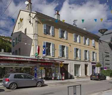 Façade antérieure, de trois quarts gauche. © Région Bourgogne-Franche-Comté, Inventaire du patrimoine Façade antérieure, de trois quarts gauche. © Région Bourgogne-Franche-Comté, Inventaire du patrimoine
