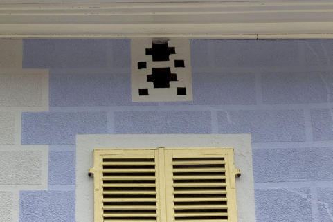 Immeuble (19e siècle) au n° 224 rue de la République : fenêtre du dernier étage et baie aérant le comble. Immeuble (AK 125). © Région Bourgogne-Franche-Comté, Inventaire du patrimoine