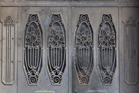 Immeuble avec atelier (18e siècle) au n° 13 quai Aimé Lamy : décor de ferronnerie Art déco. Immeuble (AI 134). © Région Bourgogne-Franche-Comté, Inventaire du patrimoine