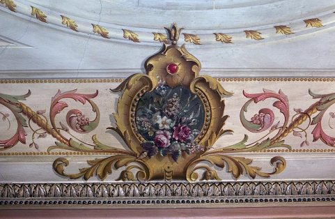 Salle à manger : bouquet de fleurs et volutes. © Région Bourgogne-Franche-Comté, Inventaire du patrimoine