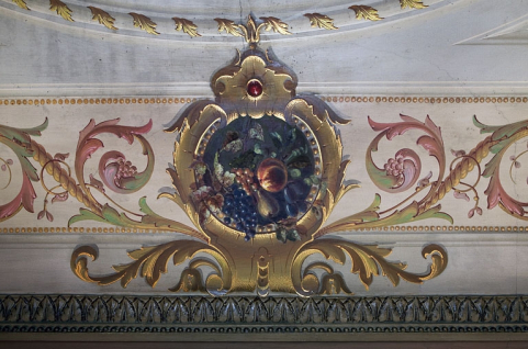 Salle à manger : nature morte aux fruits et volutes. © Région Bourgogne-Franche-Comté, Inventaire du patrimoine