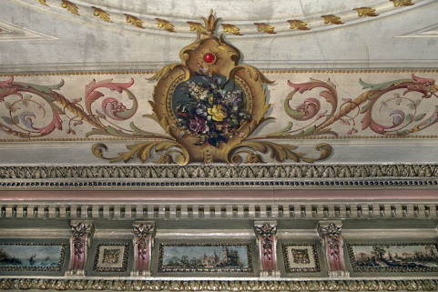 Salle à manger : corniche à modillons, tables peintes et frise avec bouquet de fleurs. © Région Bourgogne-Franche-Comté, Inventaire du patrimoine