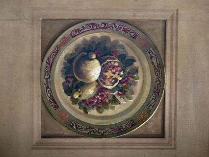 Salon : assiette de nature morte aux grenades. © Région Bourgogne-Franche-Comté, Inventaire du patrimoine