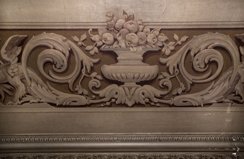 Salon : volutes végétales, vase et bouquet de fruits, traités en grisaille. © Région Bourgogne-Franche-Comté, Inventaire du patrimoine