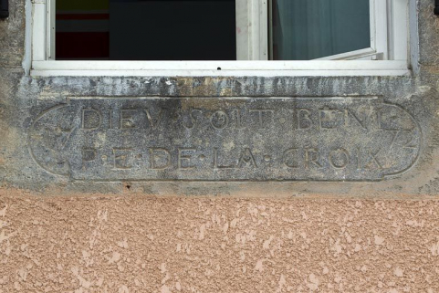 Linteau remployé comme appui de fenêtre. © Région Bourgogne-Franche-Comté, Inventaire du patrimoine