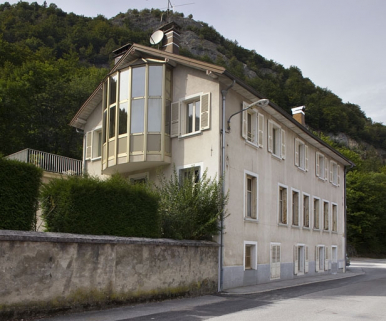 Elévation antérieure, de trois quarts gauche. © Région Bourgogne-Franche-Comté, Inventaire du patrimoine Elévation antérieure, de trois quarts gauche. © Région Bourgogne-Franche-Comté, Inventaire du patrimoine