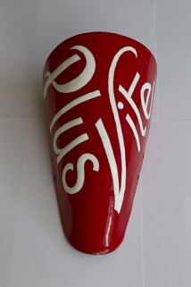 Exemple de production émaillée : élément du bobsleigh " Plus vite ". © Région Bourgogne-Franche-Comté, Inventaire du patrimoine